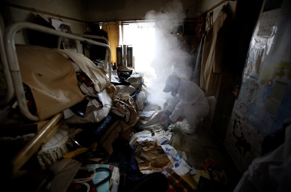 The 70-year-old father died alone in the garbage house. The son was extremely angry and said that he had turned into regret after being beaten and turned into regret.
