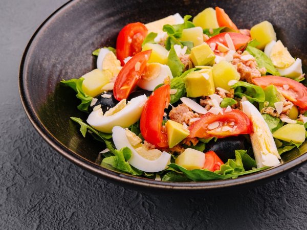 In order to stay healthy in middle age, experts suggest 5 common foods that should be taken after the age of 50